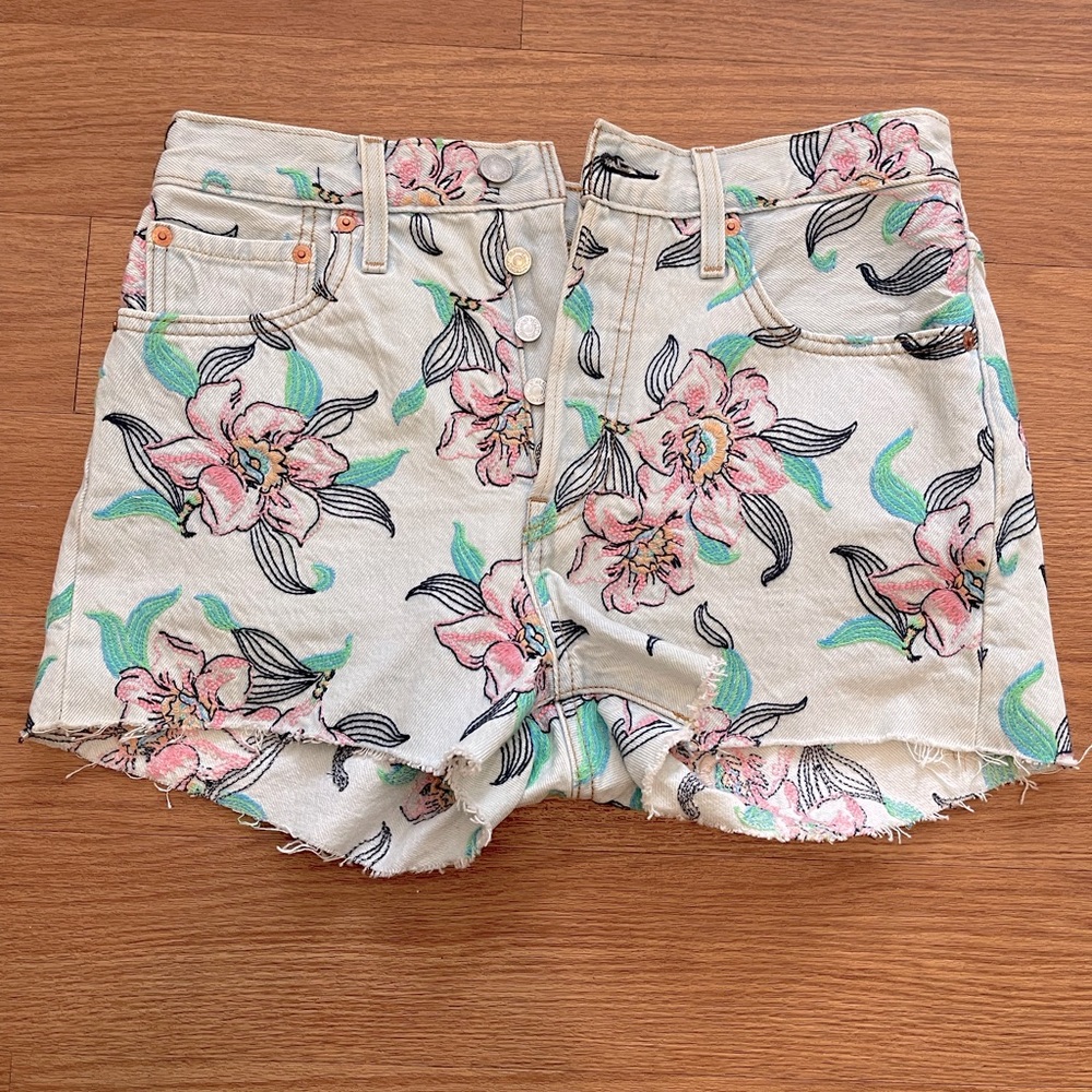 Levi’s Embroidered Denim Shorts Never Worn